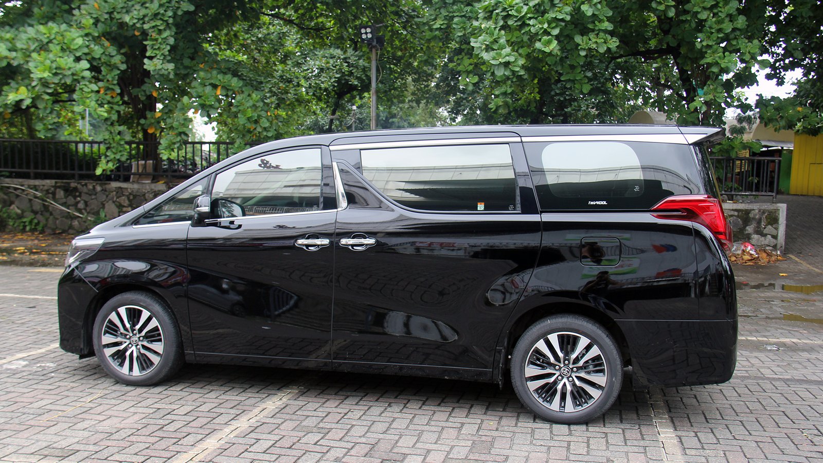 alphard-agra-car-rental-4